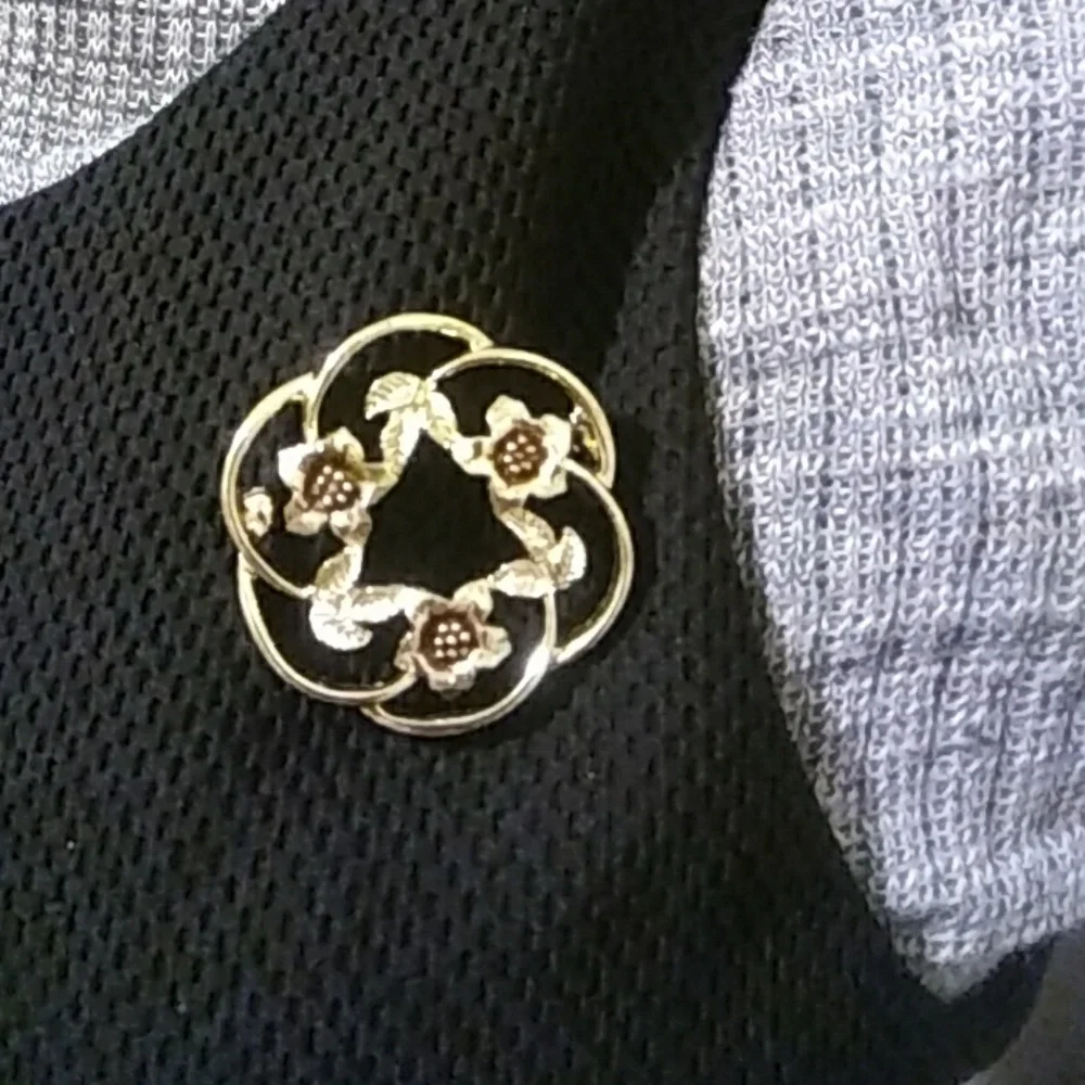 3/$18 Vintage Sarah Coventry Gold Flower Brooch - Picture 2 of 3
